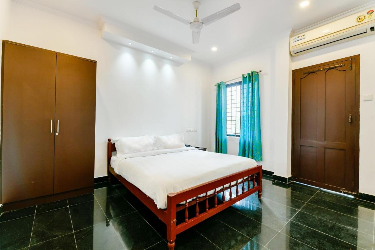 Spot On 39480 Vattekad Tourist Home Kochi Exterior photo