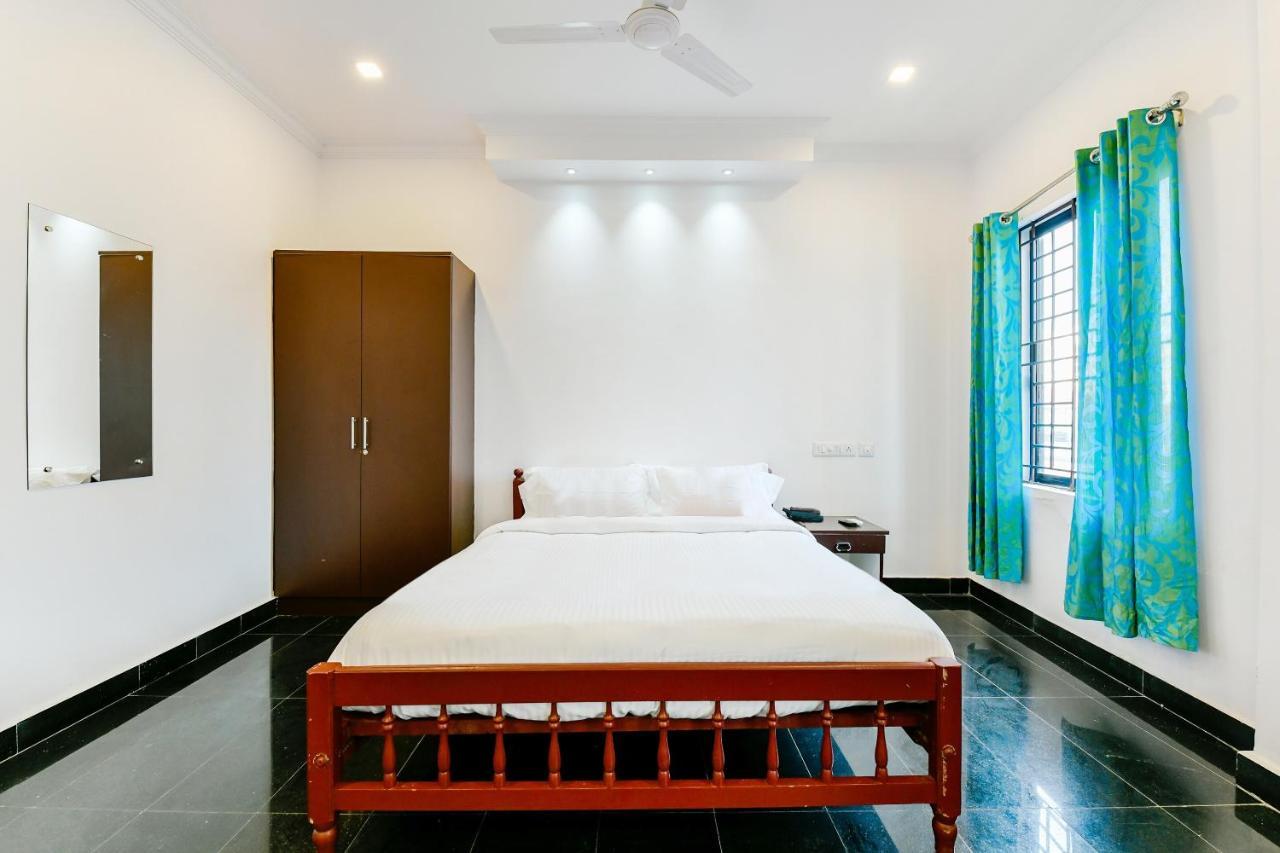 Spot On 39480 Vattekad Tourist Home Kochi Exterior photo