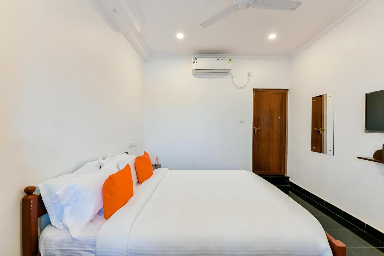 Spot On 39480 Vattekad Tourist Home Kochi Exterior photo