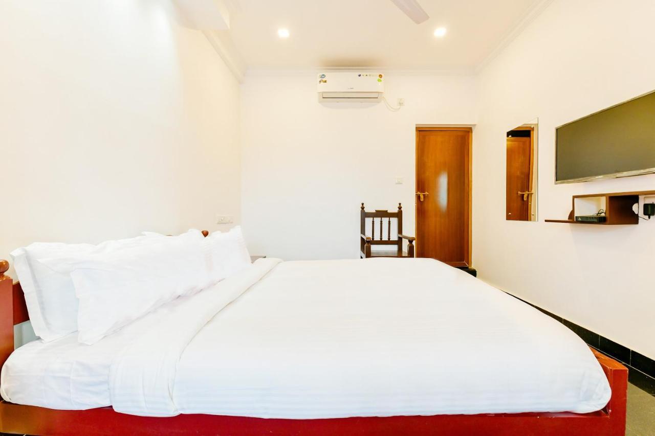 Spot On 39480 Vattekad Tourist Home Kochi Exterior photo