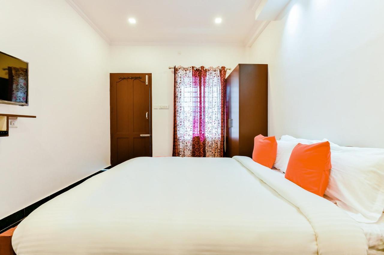 Spot On 39480 Vattekad Tourist Home Kochi Exterior photo