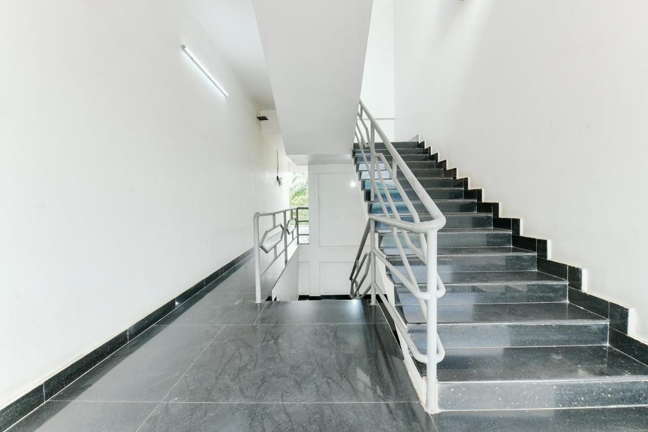 Spot On 39480 Vattekad Tourist Home Kochi Exterior photo