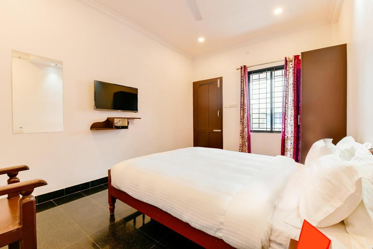 Spot On 39480 Vattekad Tourist Home Kochi Exterior photo
