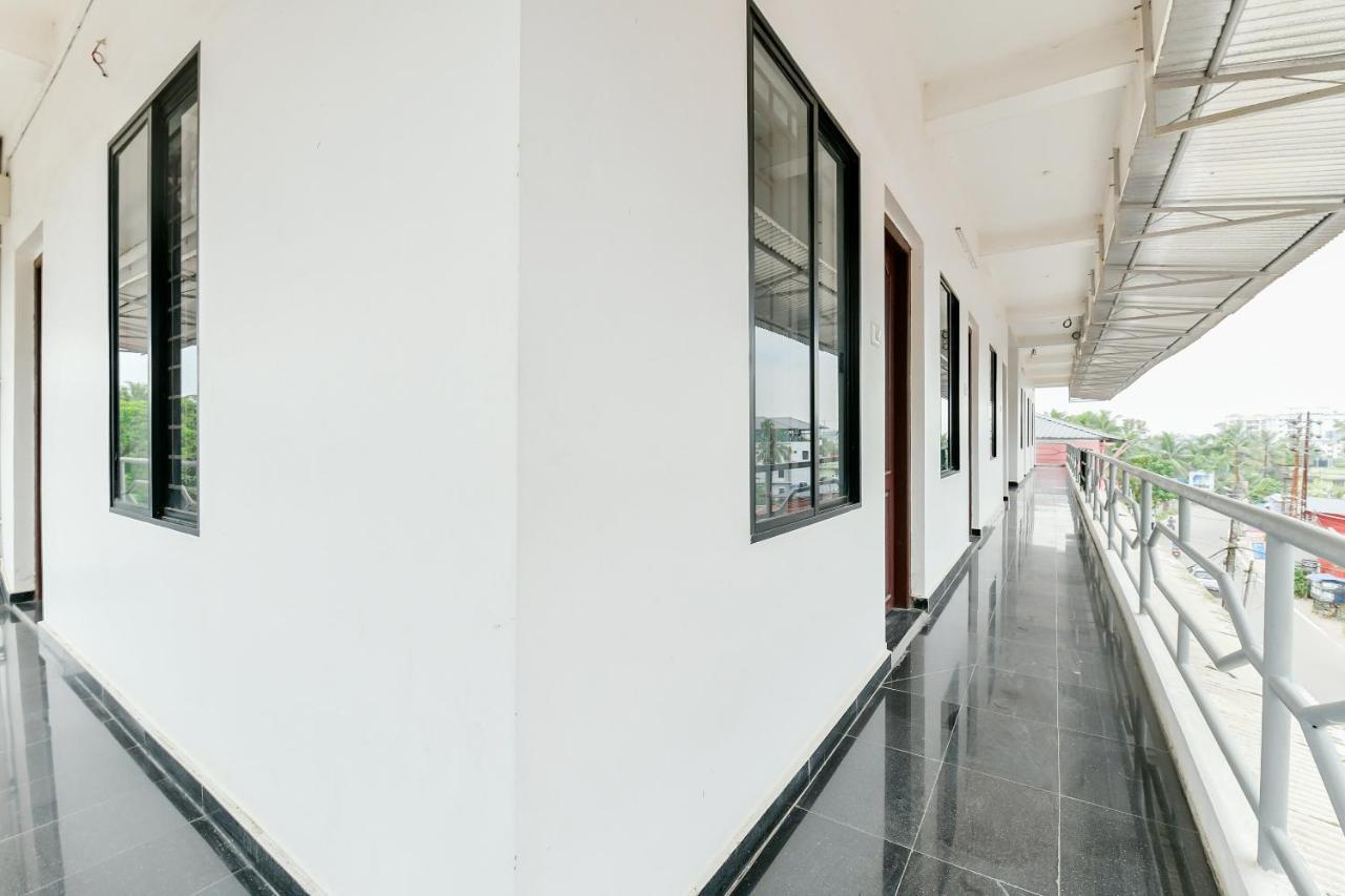 Spot On 39480 Vattekad Tourist Home Kochi Exterior photo